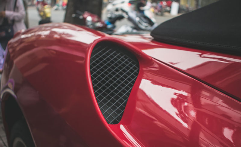 Hàng hiếm Ferrari F430 Spider tháo bánh lau chùi trên vỉa hè Sài Gòn